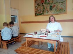 Представитель родительской общественности Эйхлер Е.Ю. во время посещения столовой 16.09.2025 г.